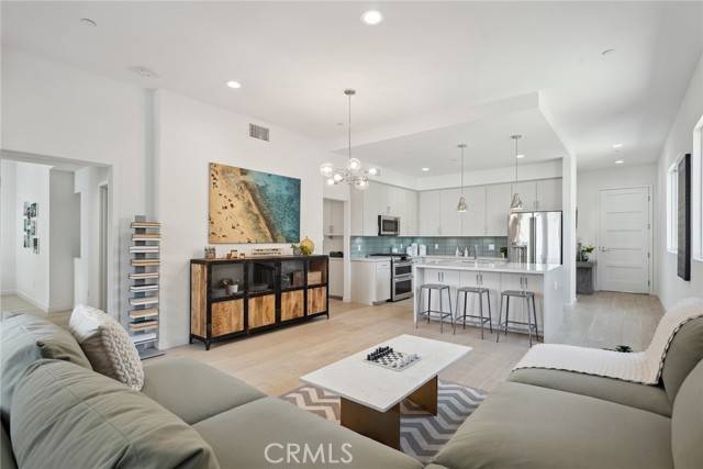 Los Angeles, CA 90028,1746 Garfield PL 203