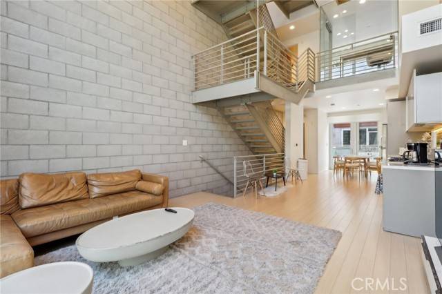 Los Angeles, CA 90068,3450 Cahuenga BLD 905