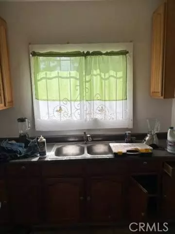 Los Angeles, CA 90001,1413 E 77th ST