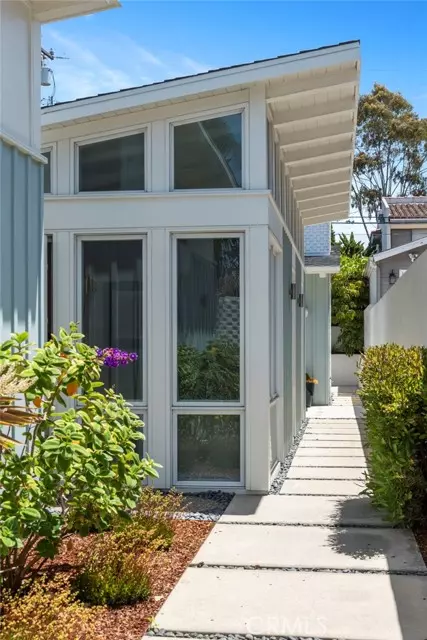 Manhattan Beach, CA 90266,2412 John ST