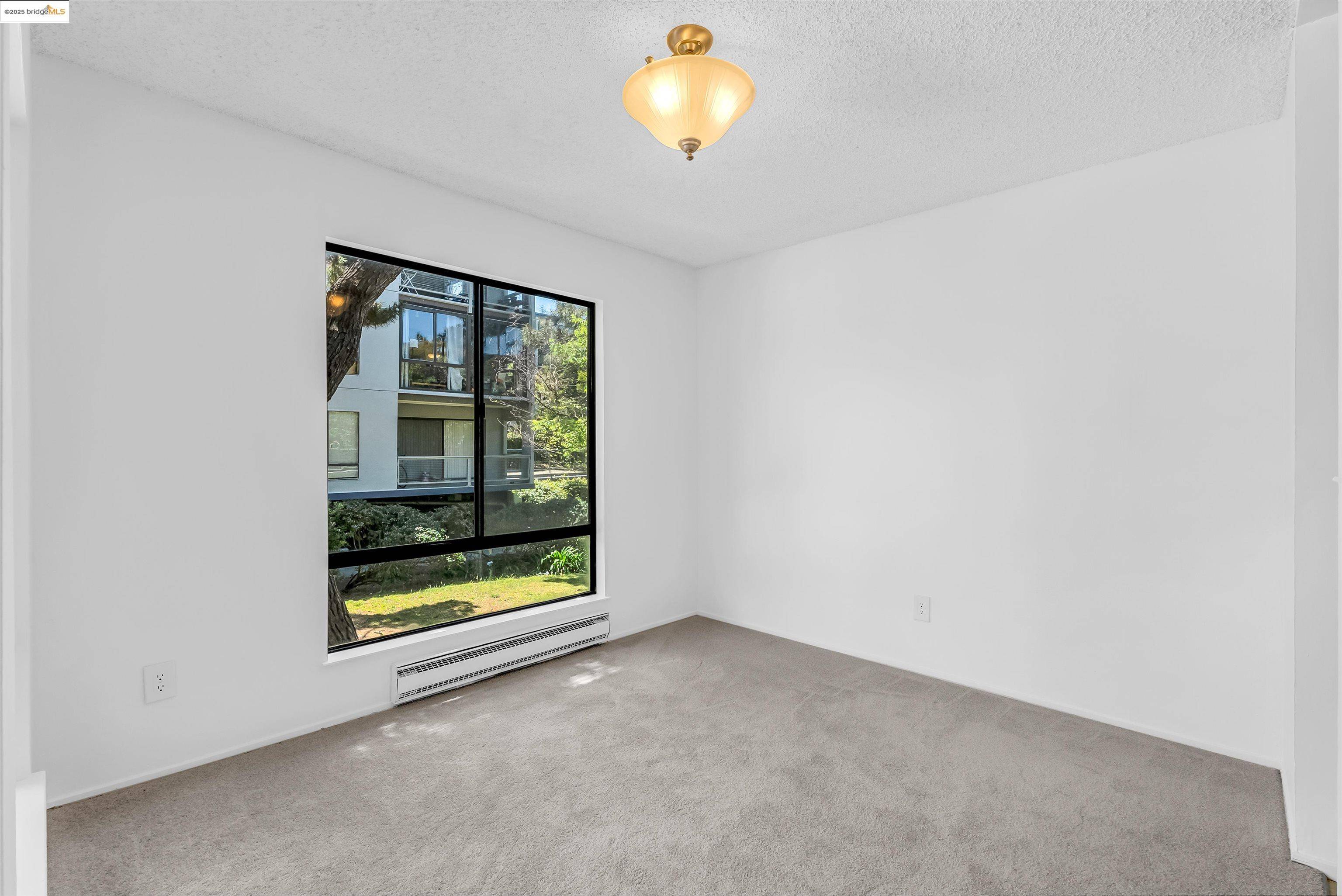 Emeryville, CA 94608,7 Commodore Dr A251