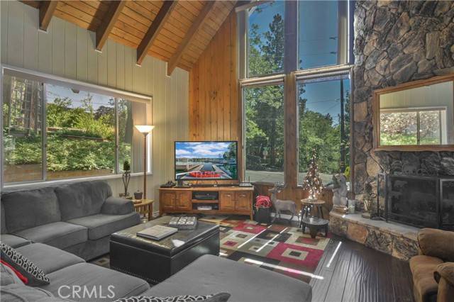 1353 Golden Rule LN, Lake Arrowhead, CA 92352
