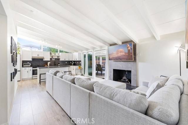 19842 Gilmore ST, Woodland Hills, CA 91367