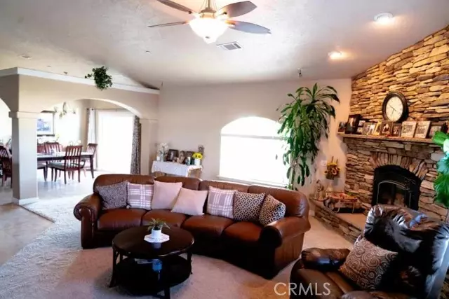 12720 Farmington ST, Oak Hills, CA 92344