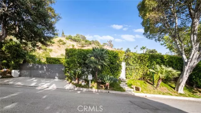 Beverly Hills, CA 90210,1046 N Hillcrest RD