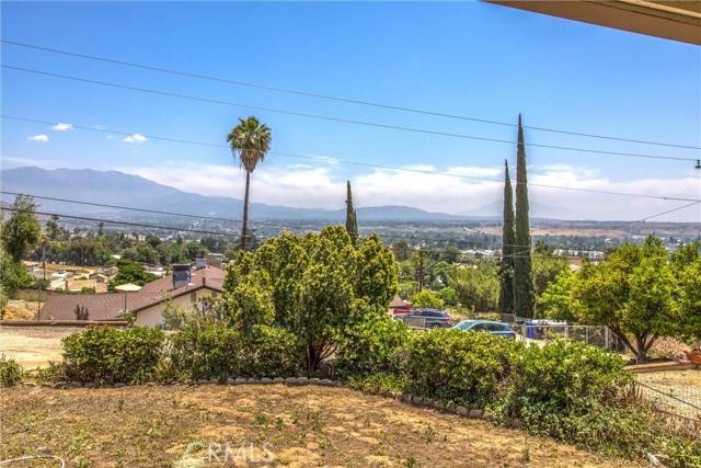 Yucaipa, CA 92399,12190 Gladys LN