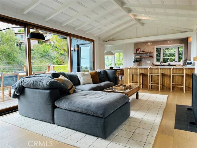 Laguna Beach, CA 92651,843 La Vista DR