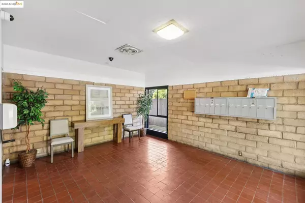 Berkeley, CA 94704,2632 Warring St 1