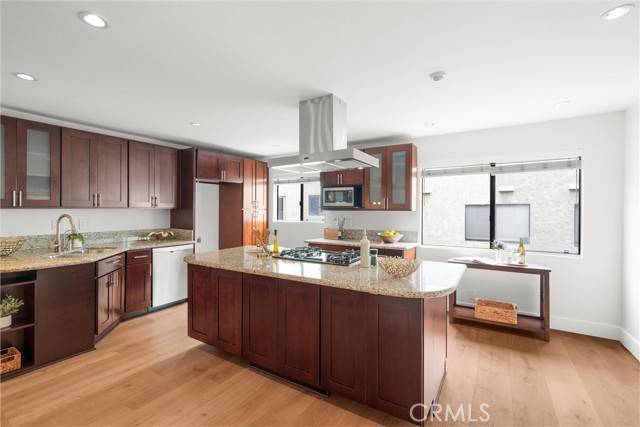 Redondo Beach, CA 90278,1832 Rockefeller LN 4