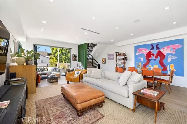 Los Angeles, CA 90038,922 N Ridgewood Pl