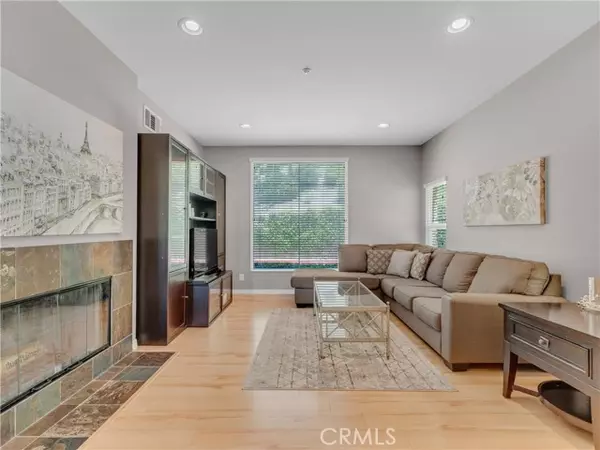 Woodland Hills, CA 91367,5637 Como CIR