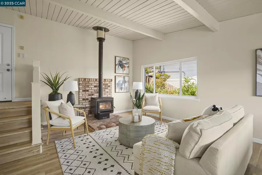 2835 Stephen Dr, Richmond, CA 94803-2321