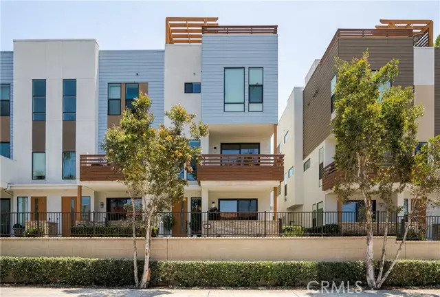 687 W 17th ST, Costa Mesa, CA 92627