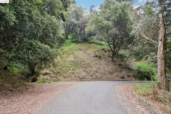 Girvin Dr, Oakland, CA 94603