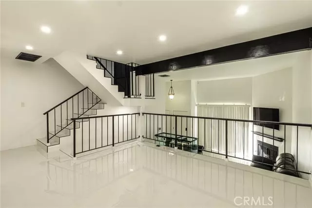 21137 Lassen ST 5, Chatsworth, CA 91311