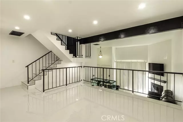 21137 Lassen ST 5, Chatsworth, CA 91311