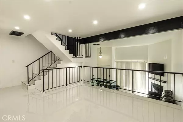 21137 Lassen ST 5, Chatsworth, CA 91311