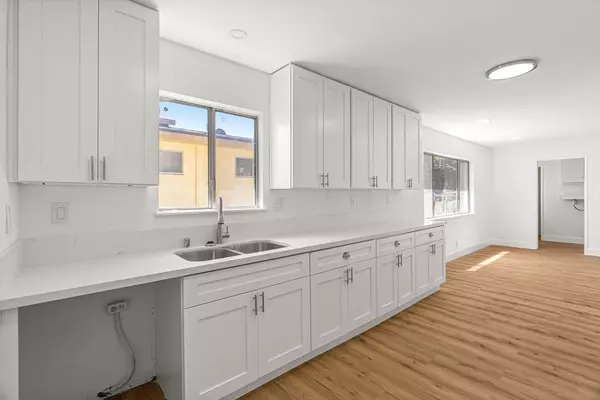 10527 S Wilton PL, Los Angeles, CA 90047
