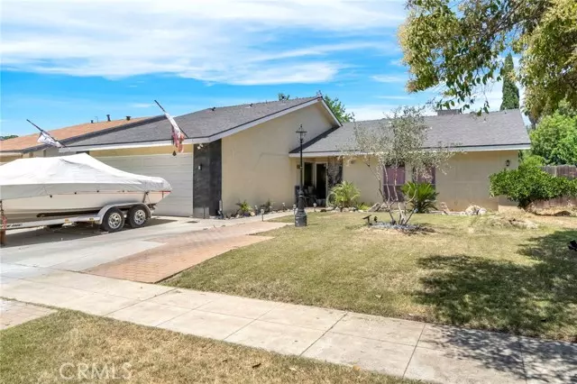 4883 E Geary ST, Fresno, CA 93725