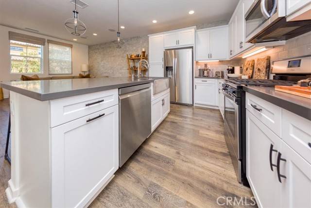 Valencia, CA 91354,28606 Jardineras DR