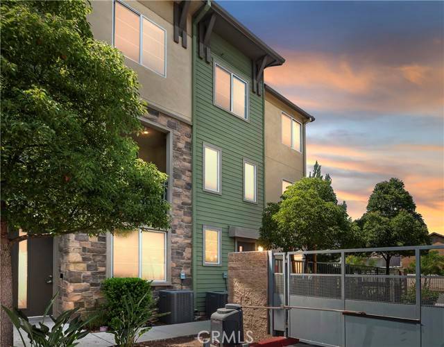 677 Savi DR 101, Corona, CA 92878
