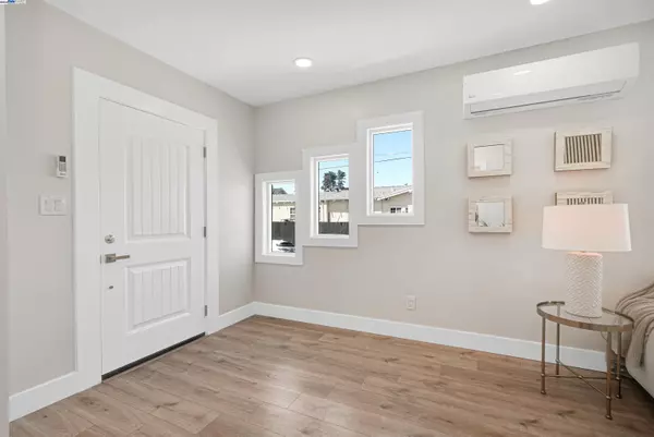 Emeryville, CA 94608,5726 Los Angeles St