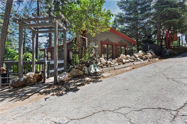 25108 Grand View DR, Crestline, CA 92325