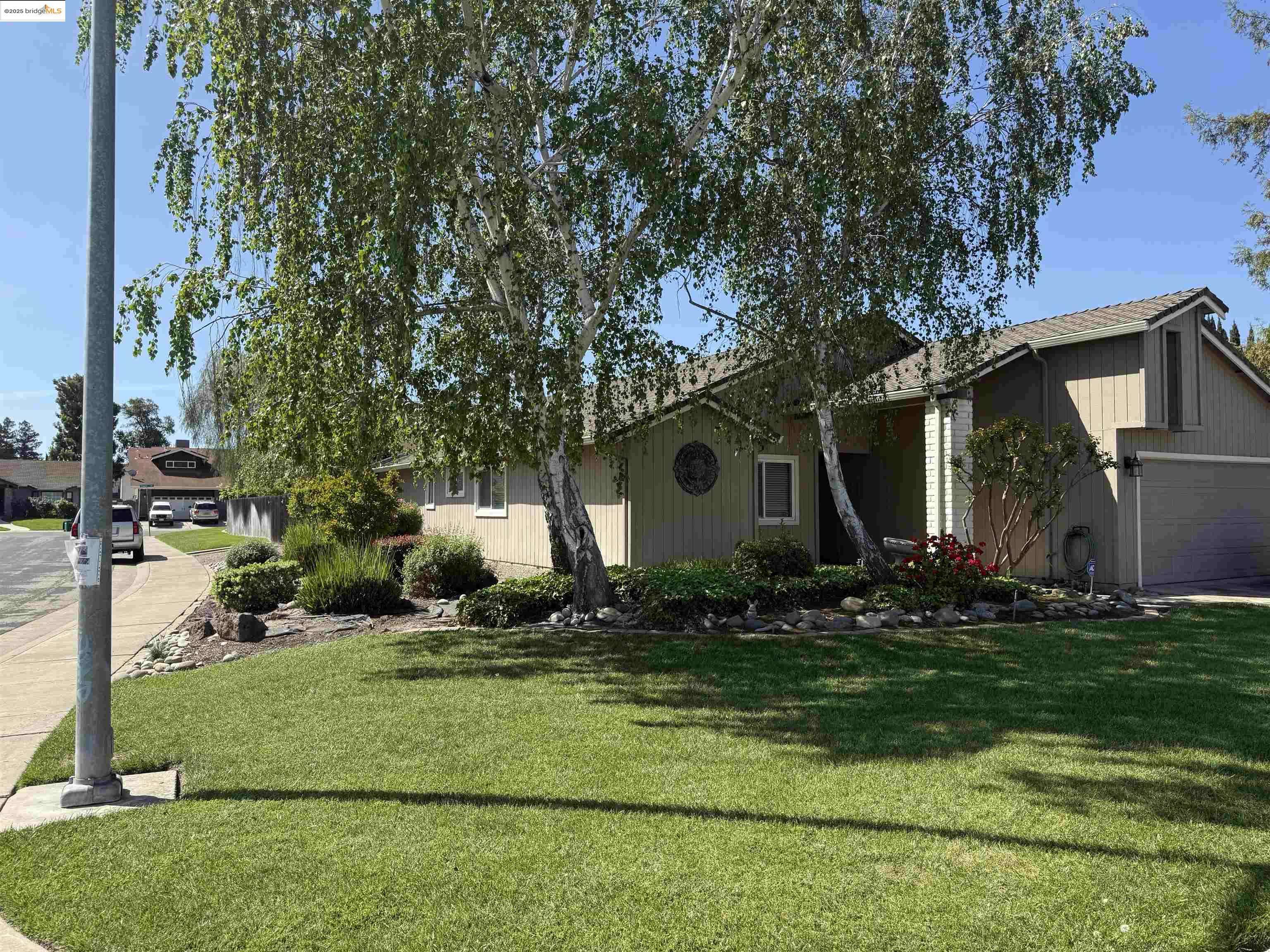 1006 Shadow Creek Dr, Stockton, CA 95209