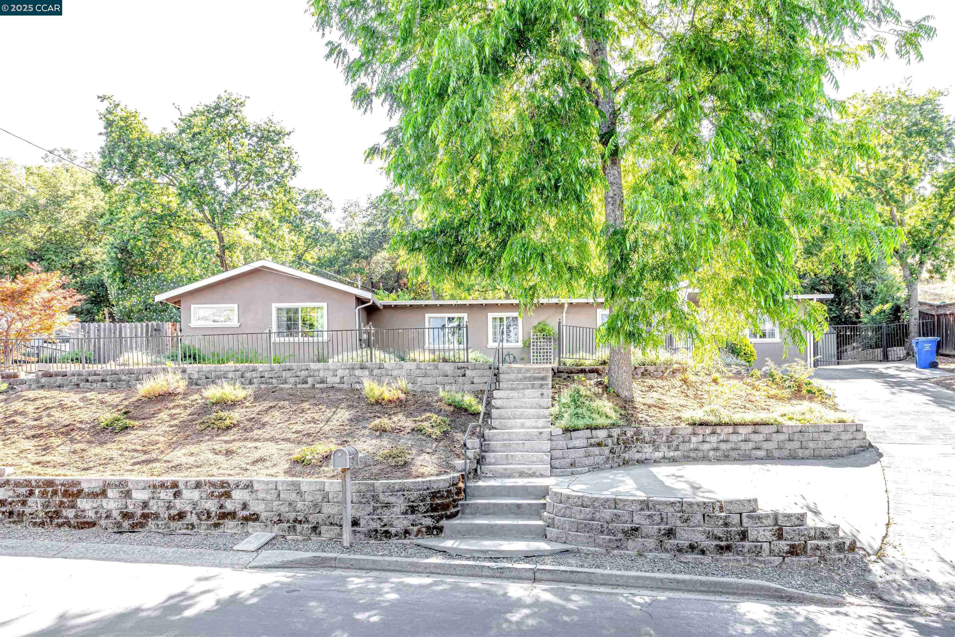 1371 Juanita Dr, Lafayette, CA 94595