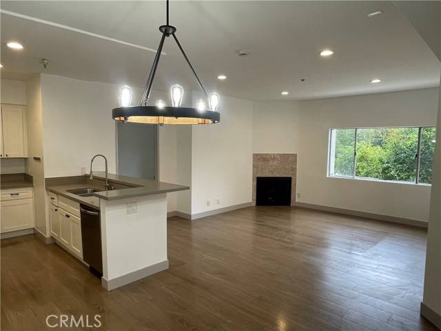 Van Nuys, CA 91411,14914 Hamlin ST 105