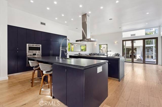 Los Angeles, CA 90038,753 N Orange DR