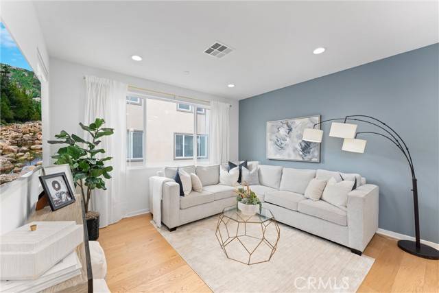 Los Alamitos, CA 90720,10553 Acorn PL