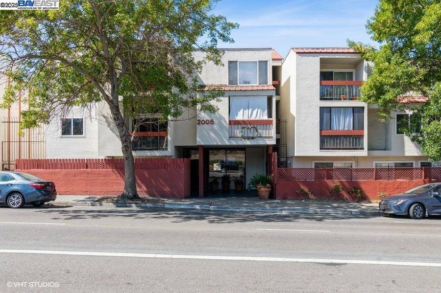 Oakland, CA 94611,2005 Pleasant Valley Ave
