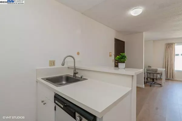 2005 Pleasant Valley Ave 316, Oakland, CA 94611