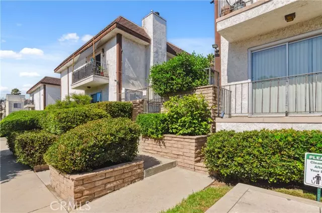 8544 Independence AVE 102, Canoga Park, CA 91304