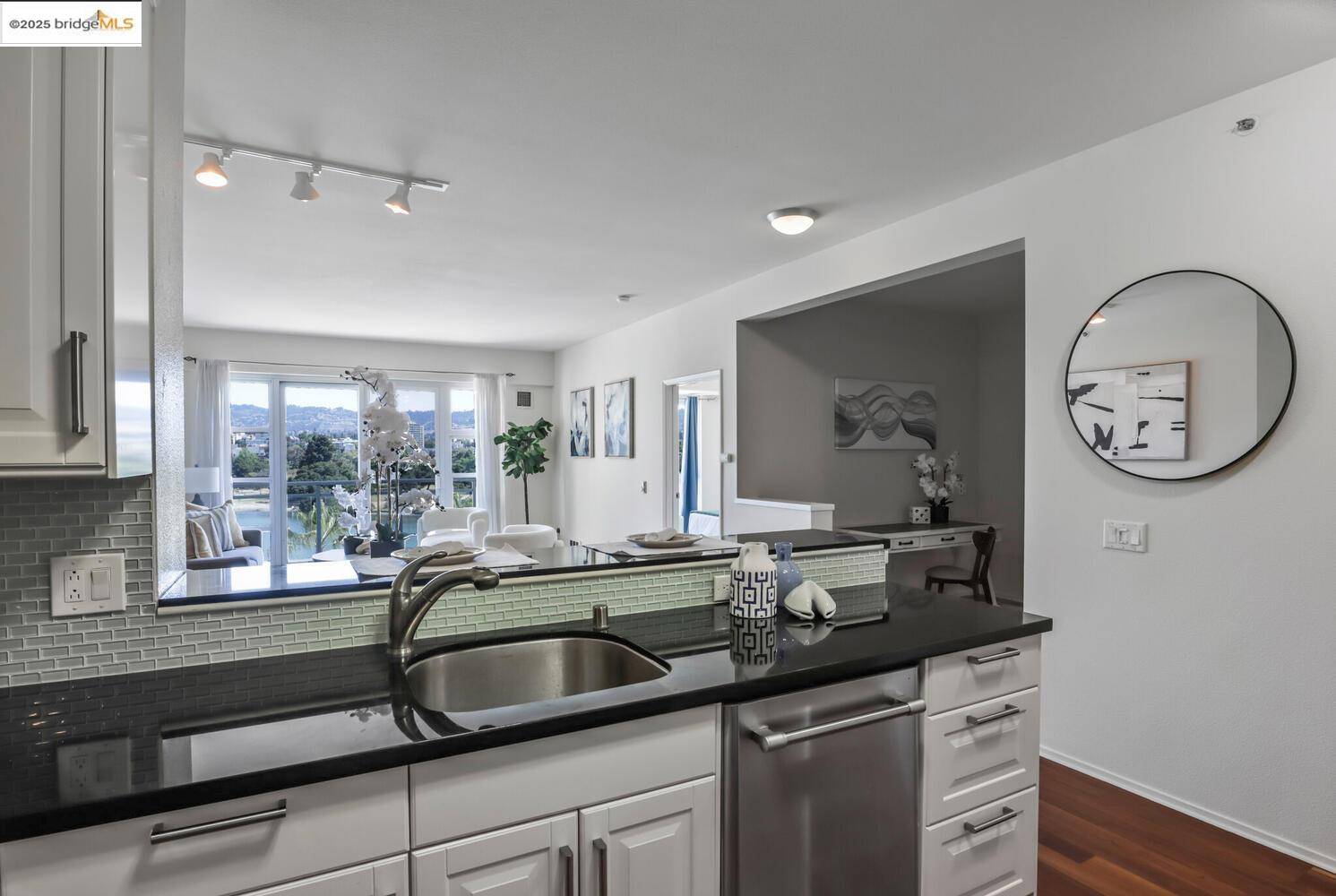 Oakland, CA 94612,1 Lakeside 611