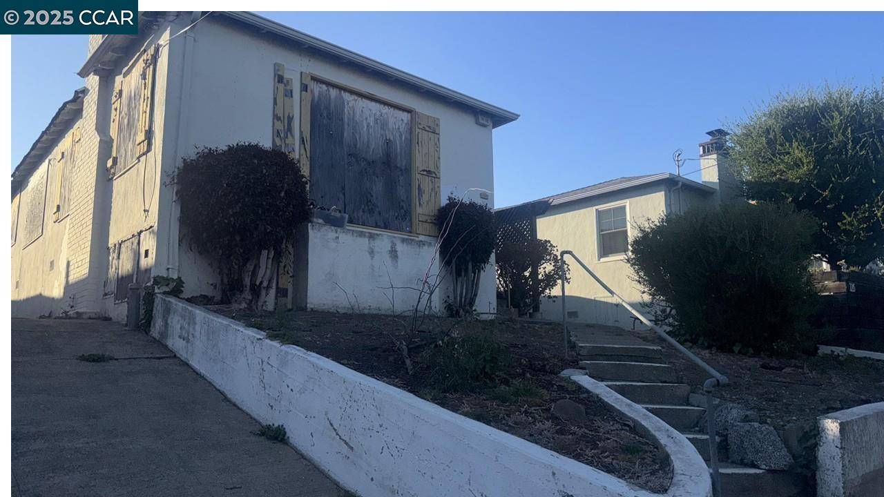 2207 17TH AVE, Oakland, CA 94606-4023