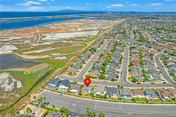 Huntington Beach, CA 92648,18202 Foss LN