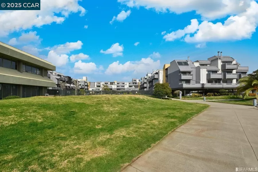 3 Embarcadero 233, Oakland, CA 94607