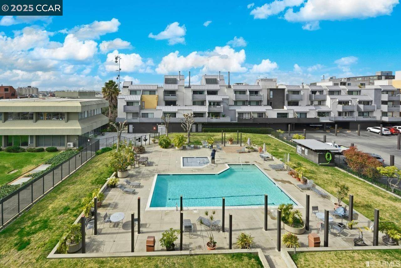 Oakland, CA 94607,3 Embarcadero 233