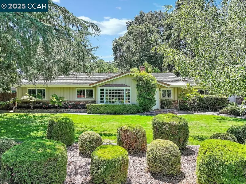 7 Monteira LN, Martinez, CA 94553-9768