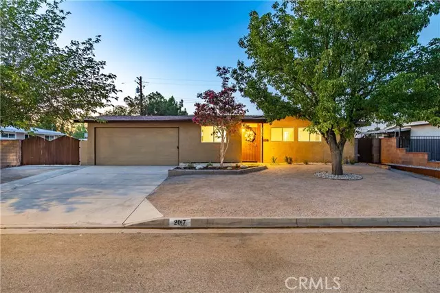 2017 W Newgrove ST, Lancaster, CA 93536