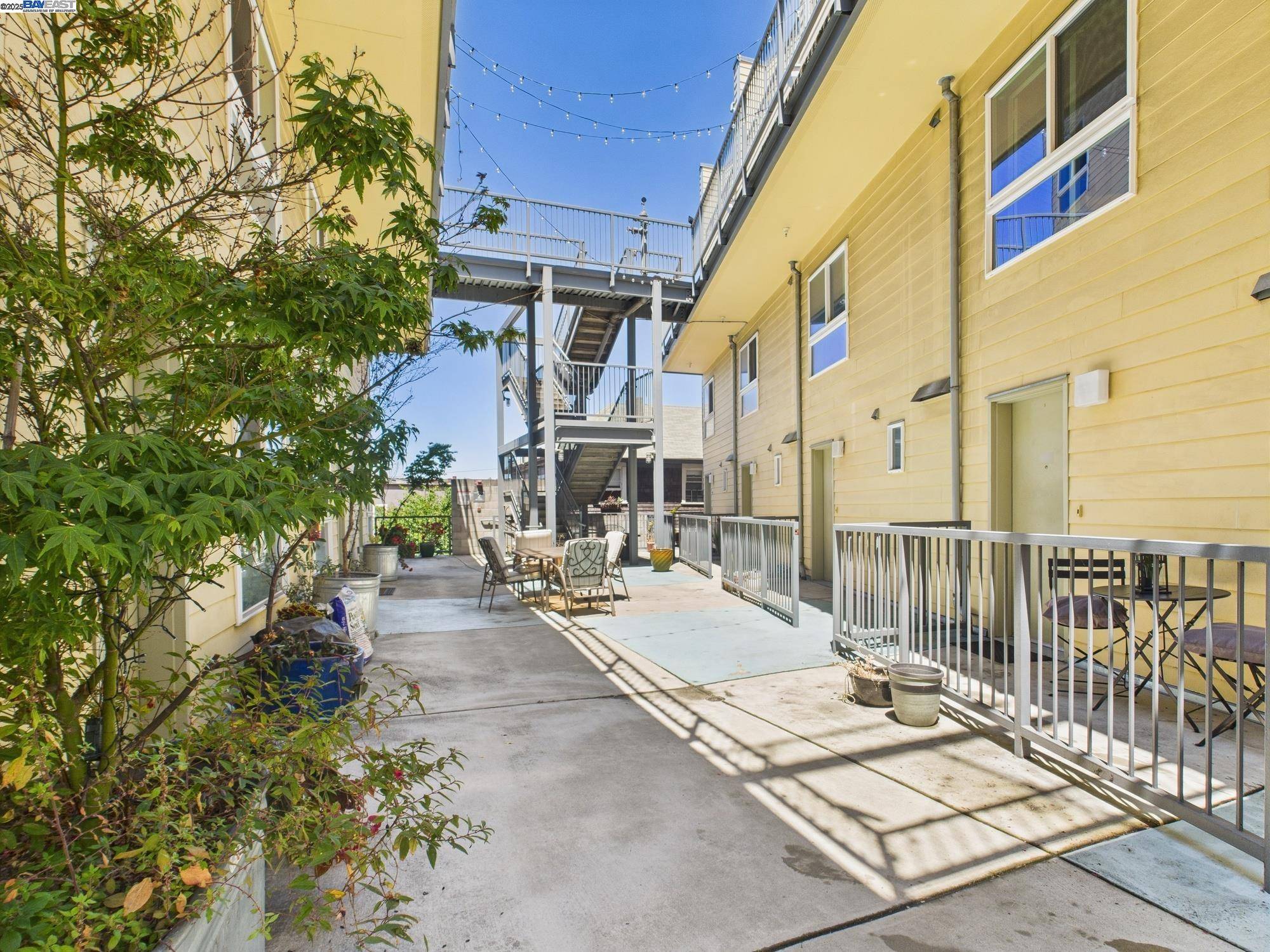 Oakland, CA 94609,485 W Macarthur Blvd 201