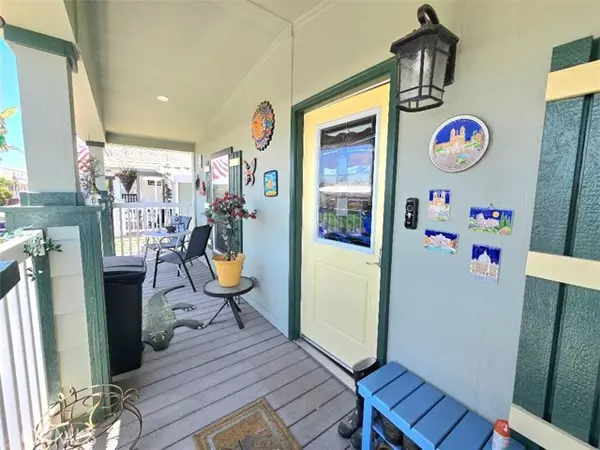 Huntington Beach, CA 92646,21851 Newland St. 8