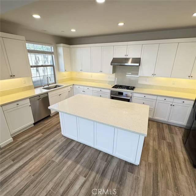 Irvine, CA 92618,102 Holly SPGS