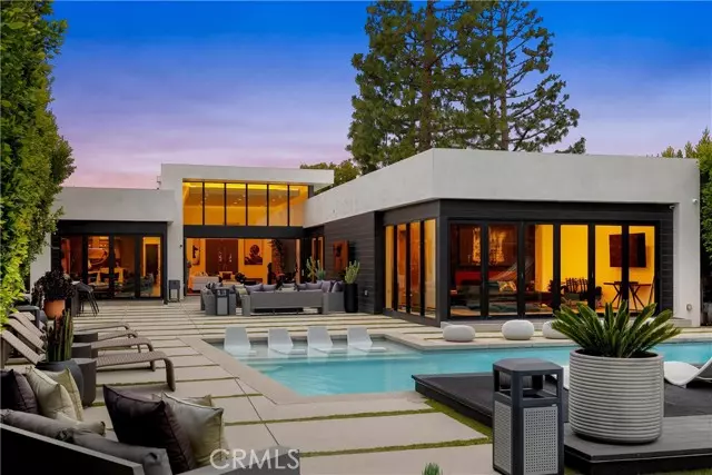 Los Angeles, CA 90068,7139 Macapa DR