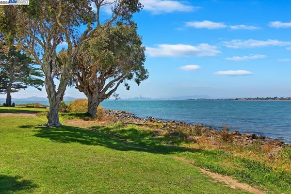 802 Harbor Rd, Alameda, CA 94502