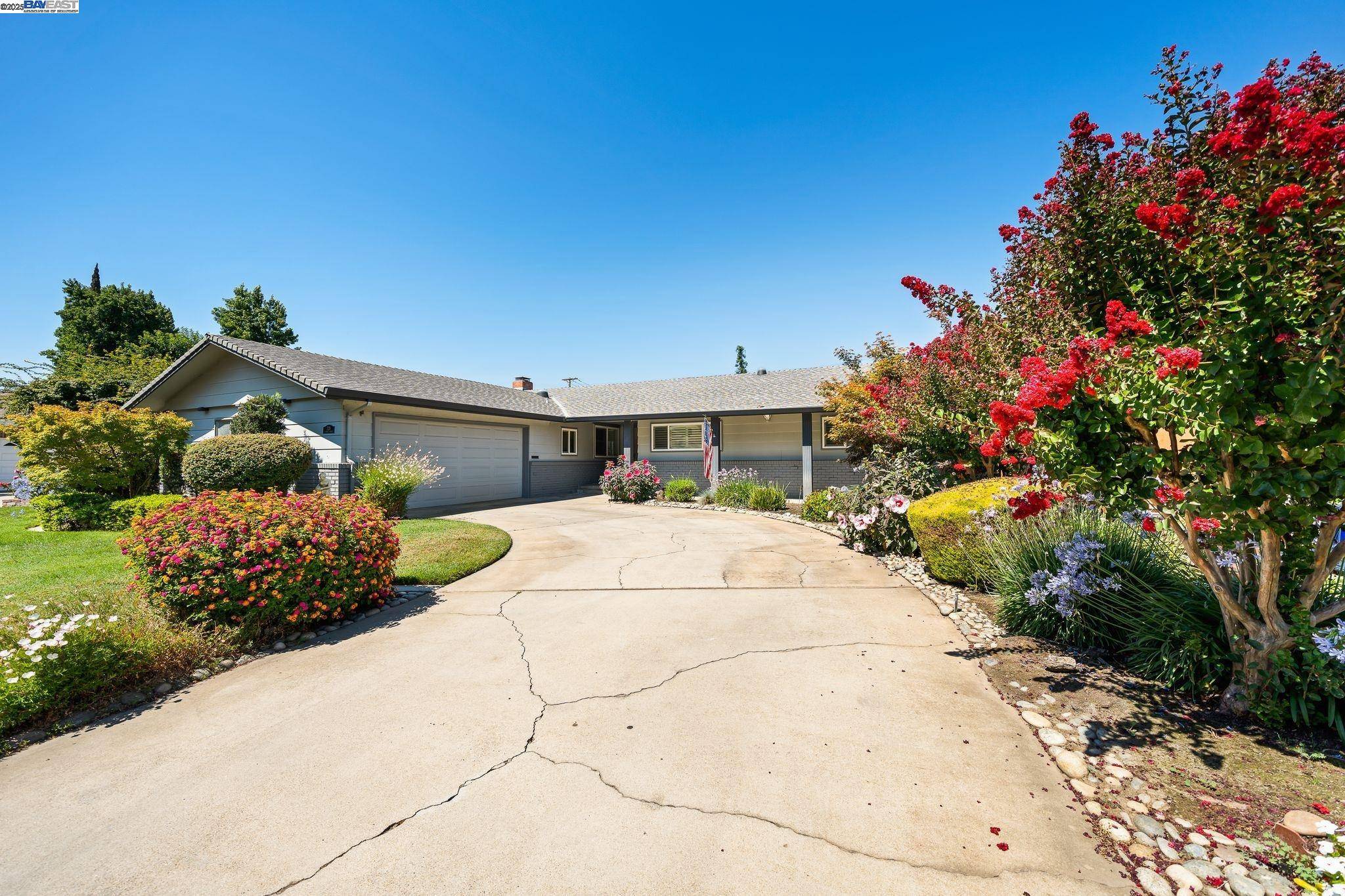 Lodi, CA 95242,729 S Mills Ave