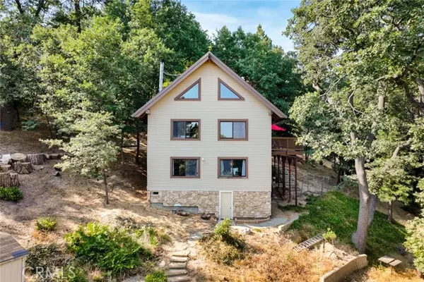 20 Oak Leaf LN, Running Springs, CA 92382