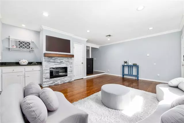 18631 Collins ST 10, Tarzana, CA 91356